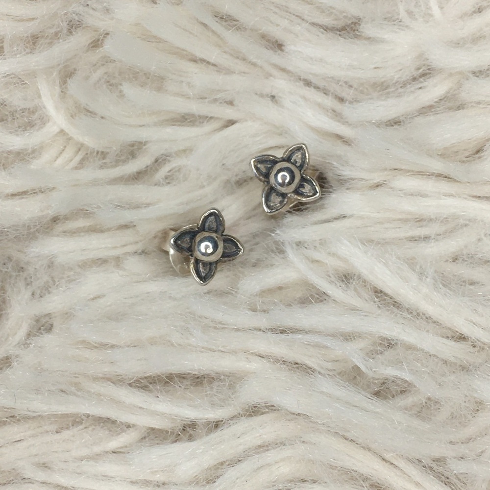 💜2 for $10💜 Sterling Silver Flower Studs